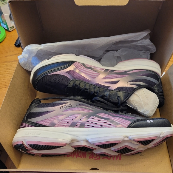 🚺 Ladies Sneakers - Picture 3 of 10